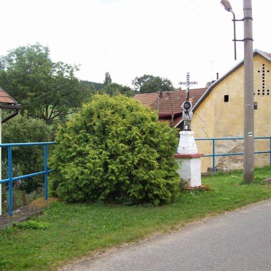Kříž v Milešově u křižovatky