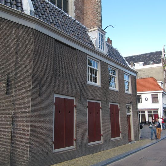 Tegen de oude kerk aangebouwd dwarshuis