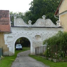Renesanční brána zámku v Dobrši