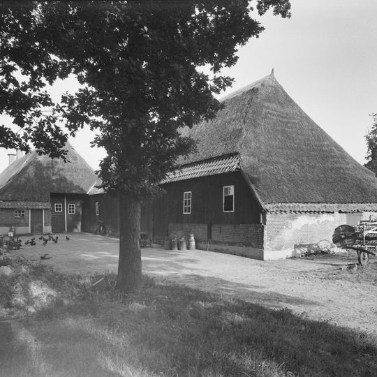 Boerderij met achterbaander, aangebouwde bijschuur en woondeel met rechte eindgevel