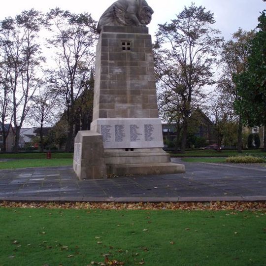 Falkirk war memorial, east gate, west gate and wall