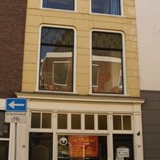 Huis met gepleisterde lijstgevel