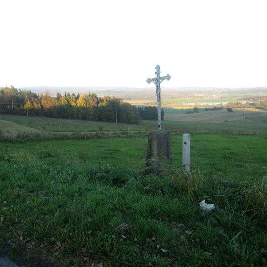 Kříž jižně od Chloumku u křižovatky