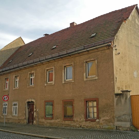 Wohnhaus in halboffener Bebauung, bildet ein Grundstück mit Antonstraße 19 Leschestraße 5