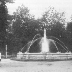 Фонтан с лягушками