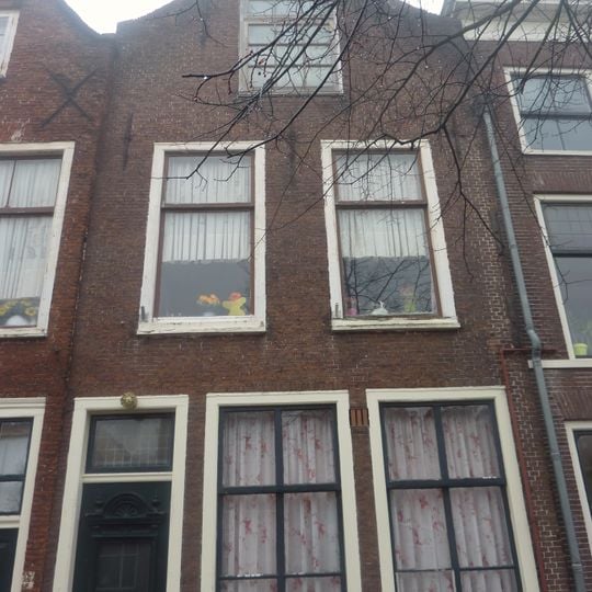 Pand met tuitgevel, hardstenen stoep met palen