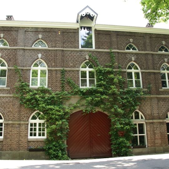 Koetshuis van Villa Canne