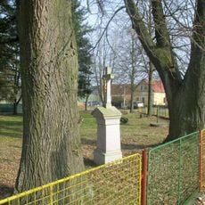 Kříž ve Vidicích v parku