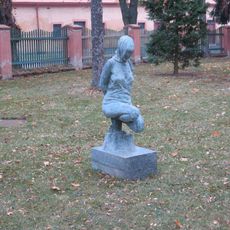 Socha Násilí v parku před muzeem v Malé pevnosti Terezín