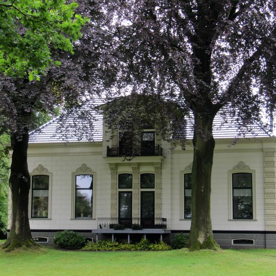 Dwarshuisboerderij met voorhuis in eclectische stijl