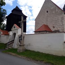 Kříž u kostela v Hamru