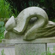 Klečící figura v areálu Akademie ve Světlé nad Sázavou