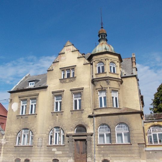 Vila čp. 893 s bránou, schodištěm a ohradní zdí