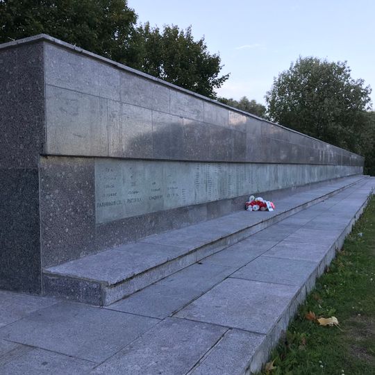 Братская могила советских воинов, погибших в борьбе с фашистами; обозначено более 2500 фамилий погибших, в том числе четыре Героя Советского Союза — С.П. Пальчиков, Н.А. Рытов, И.К. Скуридин, А.И. Спирин