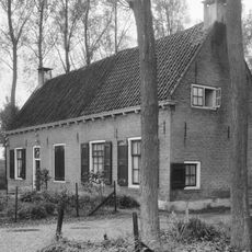 Lage arbeiderswoningen onder een rechte kroonlijst, zadeldak