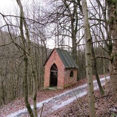 Kaplička v Hynčině ve stráni nad silnicí