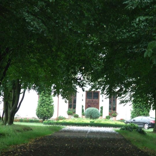 Park dworski w Korytnicy z aleją dojazdową