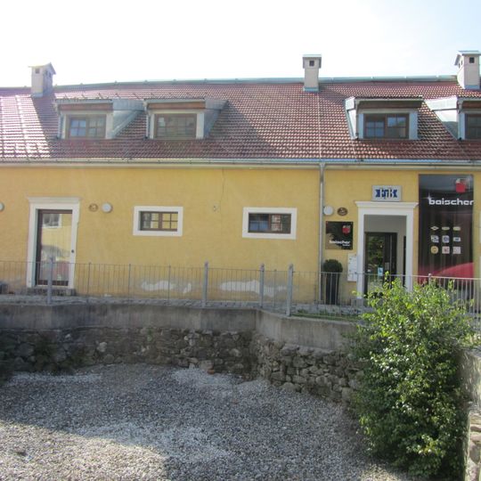 Schloss Mondsee, Umfassungsmauern und ehem. Personalwohnungen