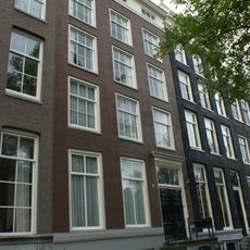 Pand met gevel onder rechte lijst, met deurpartij