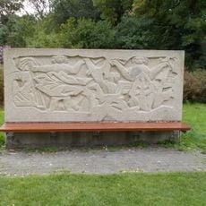 Reliëf mensen, planten en vogels