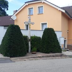 Kříž u kaple v Jivnu
