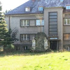 Kříž u kostela svatého Karla Boromejského ve Varnsdorfu