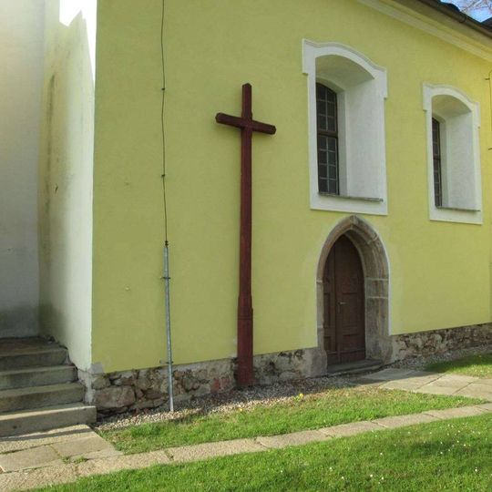 Kříž u kostelní zdi v Častrově