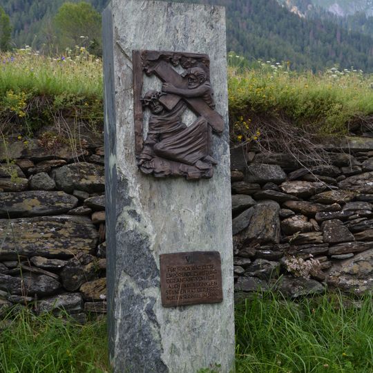 Kreuzweg Göriach Bildsäule, 5. Kreuzwegstation Simon von Cyrene hilft Jesus das Kreuz tragen
