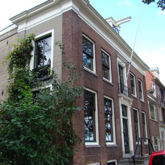 Herenhuis met stoep en rechts lijstgevel