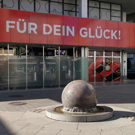 Kugelbrunnen am Schillerpark-Komplex