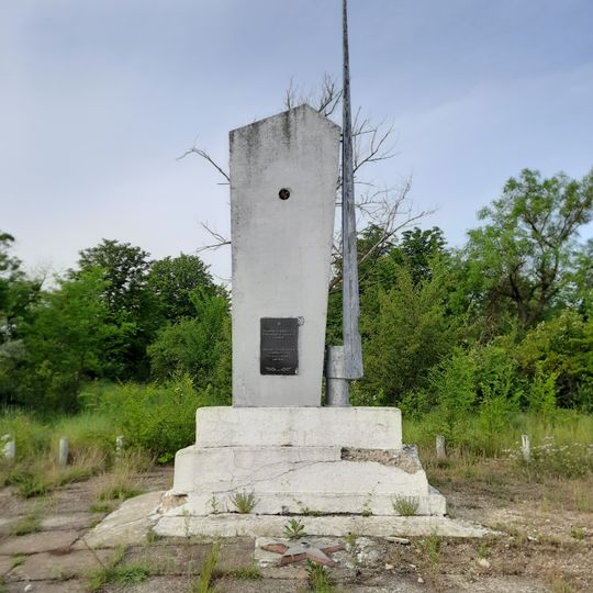 Monument la mormântul ostașilor și în memoria consătenilor căzuți în război