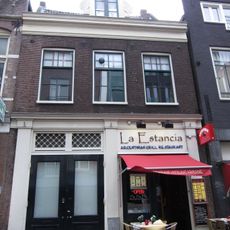 Pand onder dwars dak en met gevel onder rechte lijst