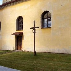 Kříž u kostela v Budislavi