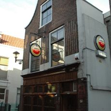 Huis met tuitgevel met driehoekig fronton