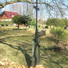 Kříž v zahradě domu 168 v Lobendavě