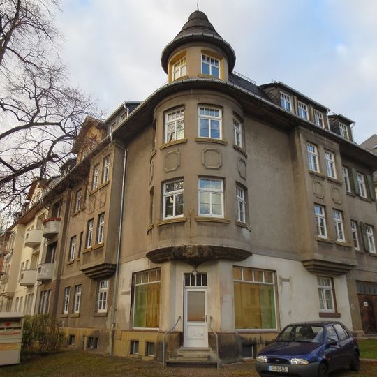Mietshaus in Ecklage mit Vorgarten Terrassenstraße 15