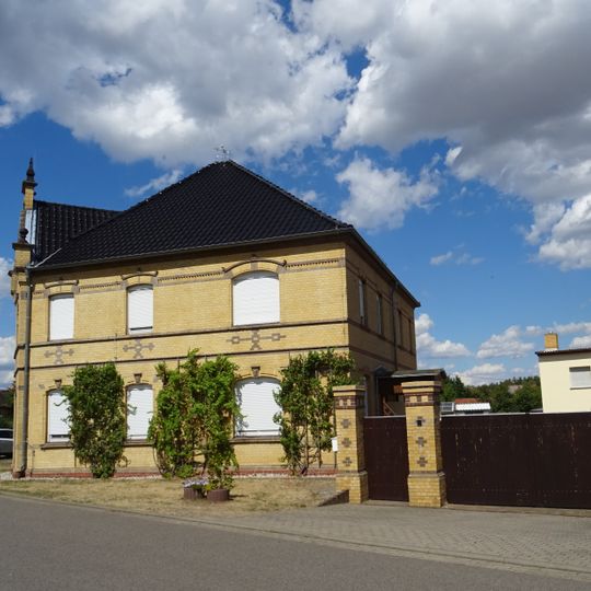 Seitengebäude und Toreinfahrt eines Bauernhofes Hauptstraße 46
