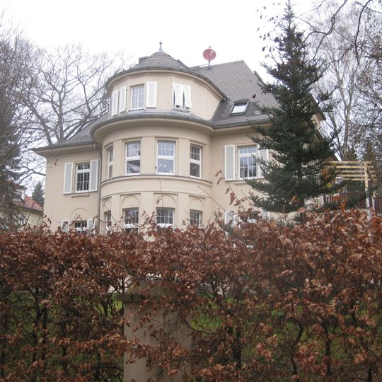 Villa mit Garten und Resten der Einfriedung Wildenbruchstraße 11