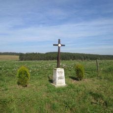 Kříž východně od Štichovic u zpevněné cesty