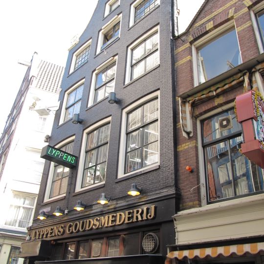 Hoekhuis met aan de voorzijde ingezwenkte halsgevel