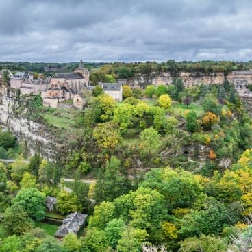 フランスの峡谷：石灰岩の渓谷、赤い崖、そして川