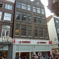 Pand met gevel onder rollagentop