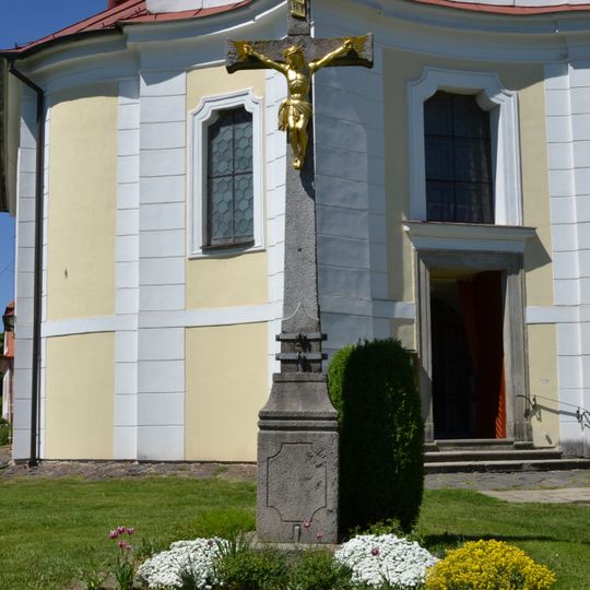 Kříž mezi kostelem sv. Petra a Pavla a pomníkem padlých v Bobrové