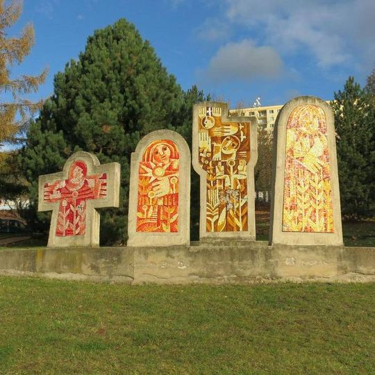 Betonové stély s mozaikami u zdravotního střediska v Kmochově ulici v Ústí nad Labem