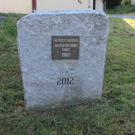 Pamětní kámen 100 let od založení hasičského sboru v Tomicích