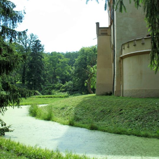 Vodní příkop zámku Vrchotovy Janovice