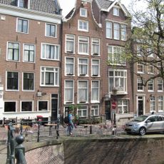 Pand met klokgevel onder siertrossen