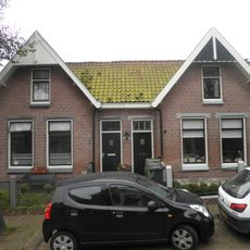 Vijf dubbele woningen in Overgangsstijl