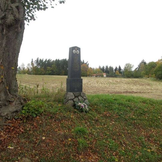 Pomník padlým západně od Zahorčiček