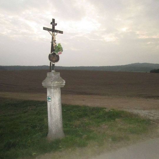 Kříž jižně od Albrechtic na rozcestí